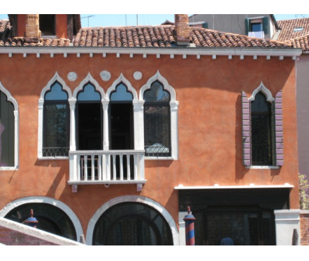 Σπίτι στη Βενετία που βάφτηκε πριν από 70 χρόνια.